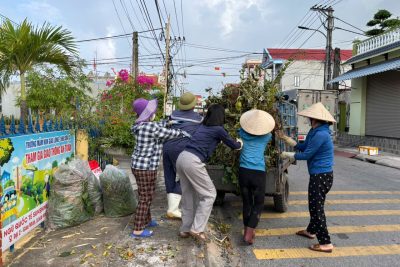 Trường Mầm non Giao Long về sinh môi trường theo Kế hoạch số 02 của UBND xã về việc triển khai ra quân tổng vệ sinh môi trường Ngày Chủ nhật xanh 03/8/2025.