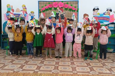 BÉ LÀM THIỆP TẶNG MẸ NGÀY 8/3 – LỚP B3