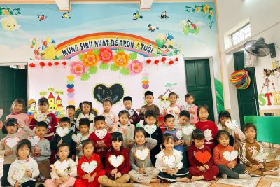 BÉ TRANG TRÍ QUẠT GIẤY – LỚP D5