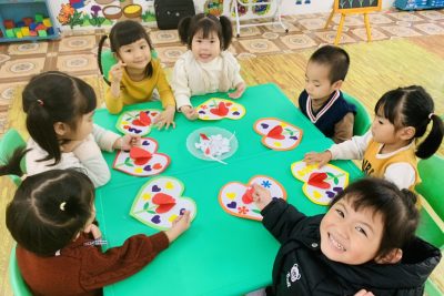 BÉ LÀM THIỆP TẶNG BÀ, TẶNG MẸ-LỚP A3