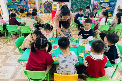 BÉ LÀM THIẾP TẶNG MẸ NGÀY 8/3-LỚP B4