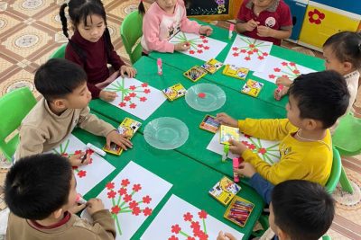 BÉ LÀM THIẾP TẶNG MẸ NGÀY 8/3-LỚP B4