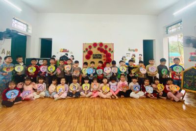 BÉ TRANG TRÍ QUẠT GIẤY TẶNG MẸ NGÀY 8/3-LỚP A5