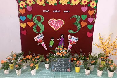 BÉ CẮM HOA TẶNG MẸ NGÀY 8/3-LỚP D4