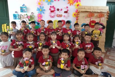 BÉ CẮM HOA TẶNG MẸ -LỚP B5