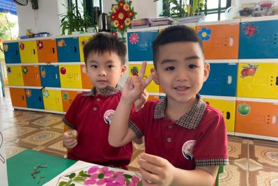 BÉ TRANG TRÍ THUYỀN BẰNG LÁ VÀ HOA-LỚP B4