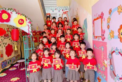 BÉ TẠO HÌNH LÁ CỜ- CHÀO MỪNG 30/4 – LỚP C5