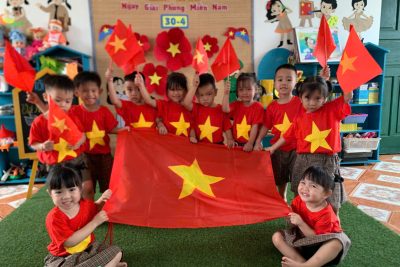 Tạo hình lá cờ Việt Nam- lớp C3